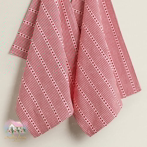 1162 مفرش أحمر مقلم بقلوب حمراء