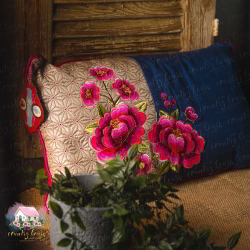 3289 كوشن مطرز مميز بوجهين من بيب ستوديو