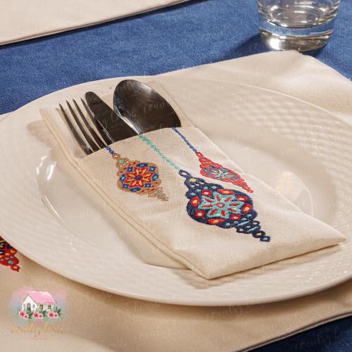 3409 حافظة أدوات المائدة الثريات الملونة مطرزة