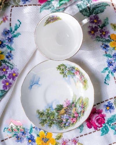 3597 كوب مع صحن انتيك من رويال ڤيل Royal Vale (1)