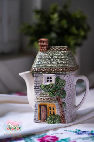 3811 ابريق انتيك على شكل كوخ (ديكور فقط)