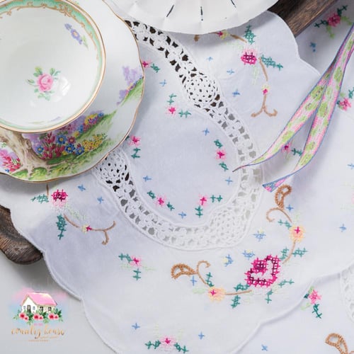 3536 مفرش هاندميد مطرز بالورود