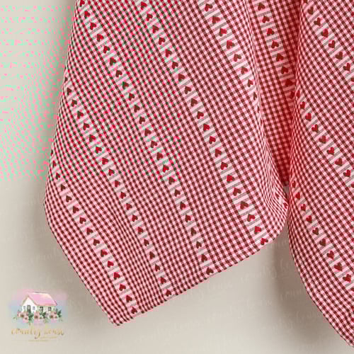 1162 مفرش أحمر مقلم بقلوب حمراء