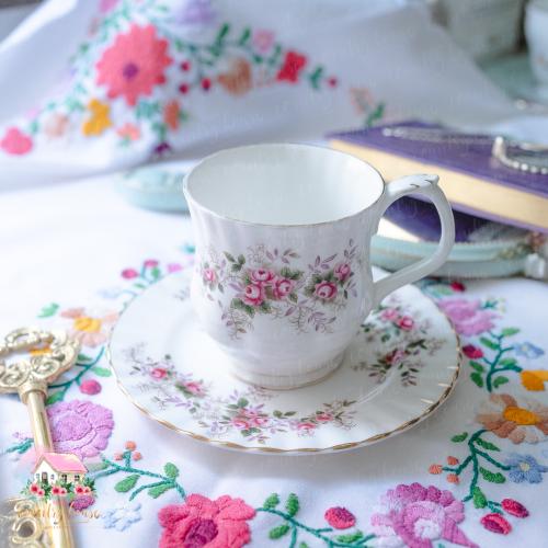 3496 كوب مع صحن انتيك من رويال البرت Royal Albert