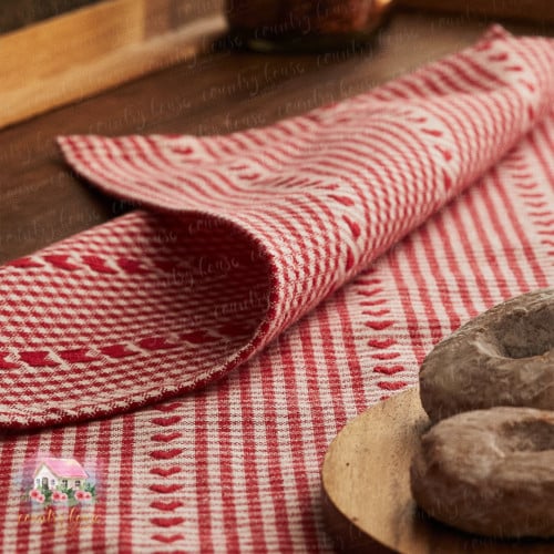 1162 مفرش أحمر مقلم بقلوب حمراء