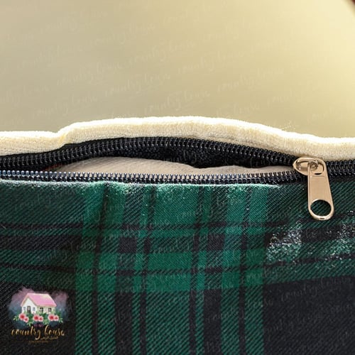 1421 كوشن الغزال كاروهات كحلي أخضر مع حشوة