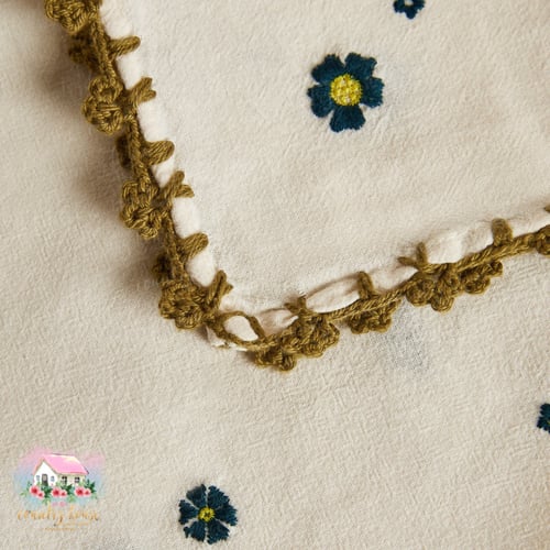 3349 مفرش الزهور الخضراء بحواف مطرزة