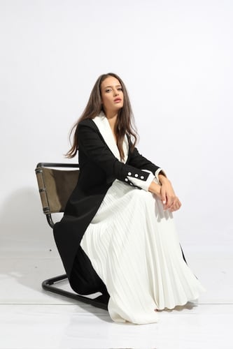 BLACK AND WHITE CREPE BLAZER