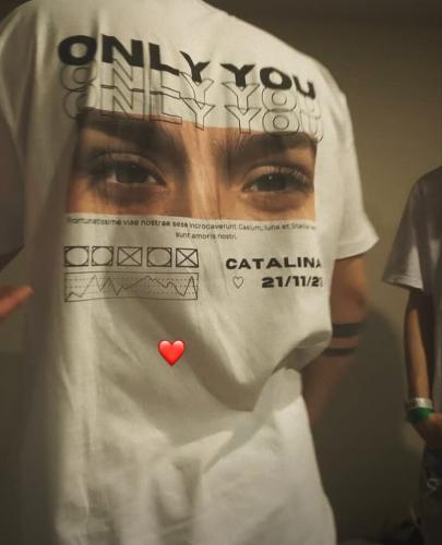 تيشيرت بطباعة عيون