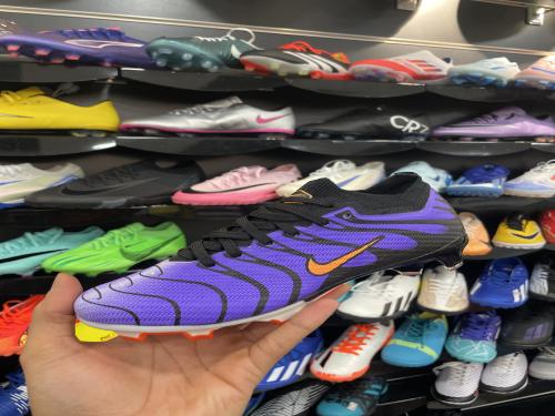 Nike للعشب الطبيعي ولادي