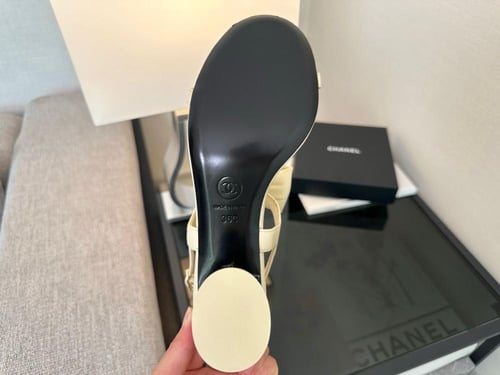 CHANELاوف وايت