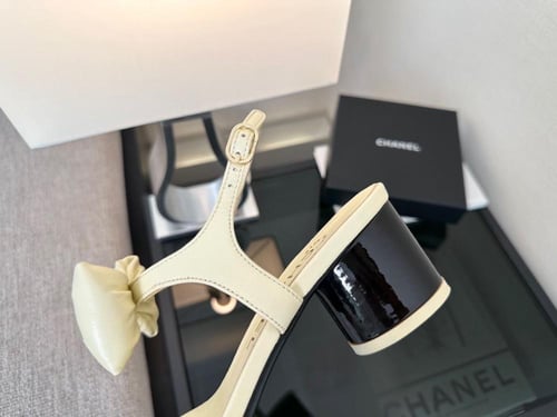 CHANELاوف وايت
