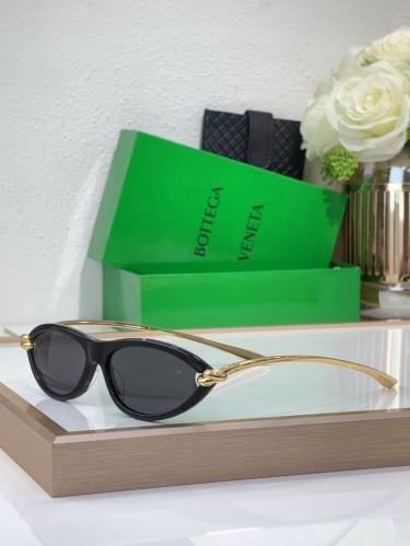 Bottega Veneta عدسة سوداء بذهبي