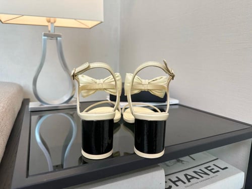 CHANELاوف وايت