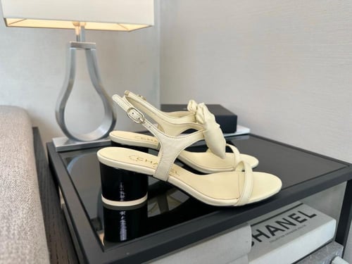 CHANELاوف وايت