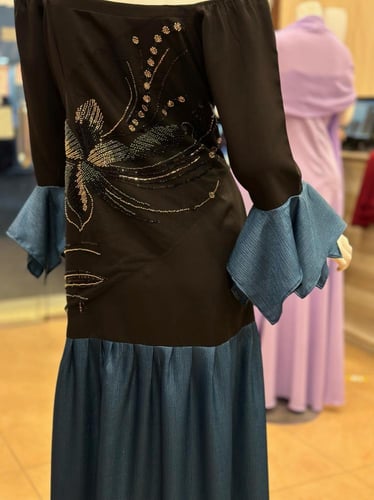 فستان فخم تفصيل اسود شك و اكمام ازرق