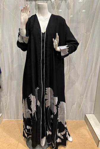 عبايه سوداء بطباعة بيضاء