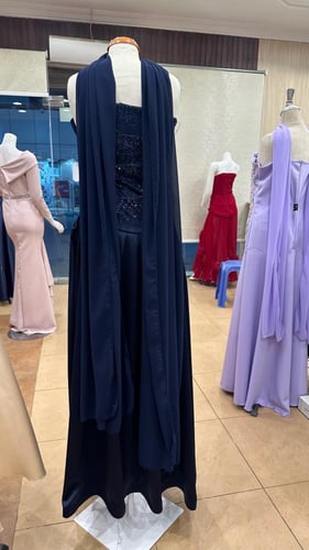 فستان سهره فخم كحلي مع وشاح