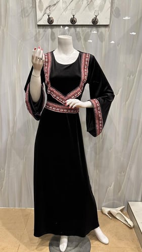 فستان تراثي اسود قطيفي مع طرحه تاسيس