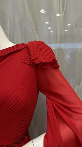 فستان لجين عمران الاحمر