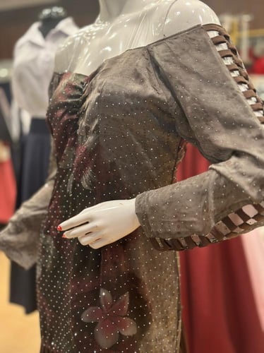 فستان بني مورد