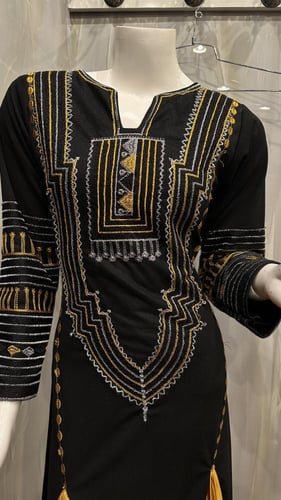 فستان جنوبي اسود و كسرات كموني