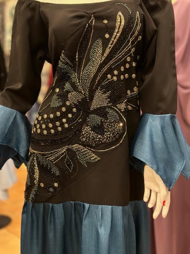 فستان فخم تفصيل اسود شك و اكمام ازرق