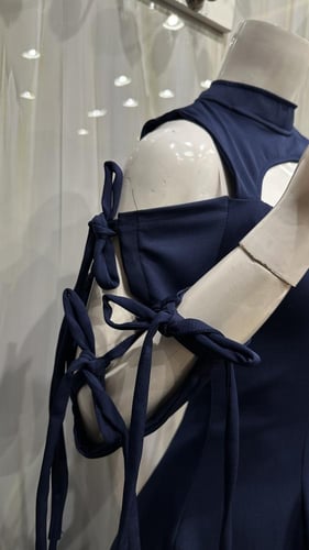 فستان كحلي اكمام مكشوفه ميدي