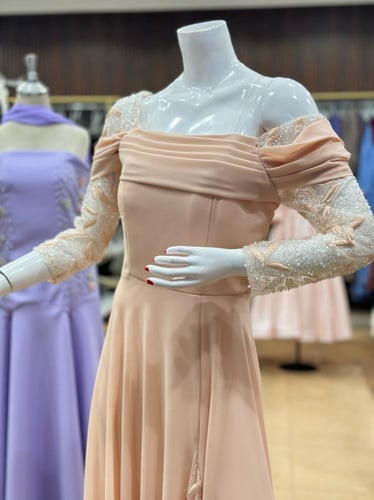 فستان سهره خربزي با اكمام طويله و فتحة قدم