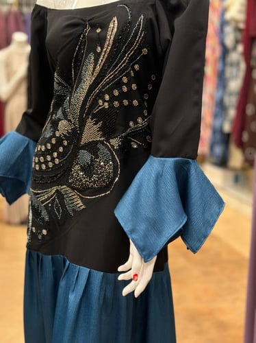 فستان فخم تفصيل اسود شك و اكمام ازرق