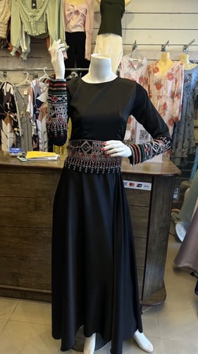 فستان اسود مع طرحته