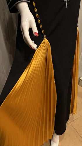 فستان جنوبي اسود و كسرات كموني