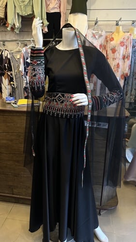 فستان اسود مع طرحته