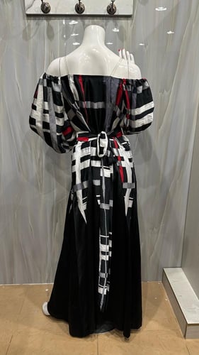 فستان تفصيل اسود و ابيض