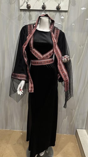 فستان تراثي اسود قطيفي مع طرحه تاسيس