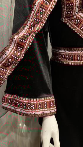 فستان تراثي اسود قطيفي مع طرحه تاسيس