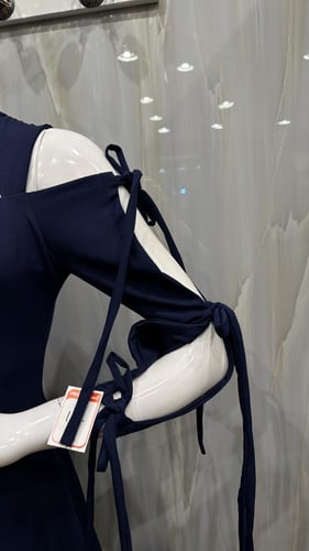 فستان كحلي اكمام مكشوفه ميدي