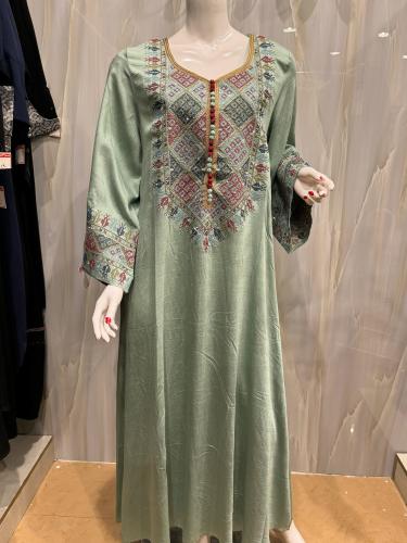 جلابيه تركوازي مطرزه خيوط وكريستال