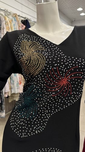 فستان اسود ماسك على الجسم