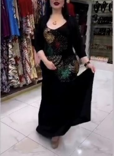 فستان اسود ماسك على الجسم