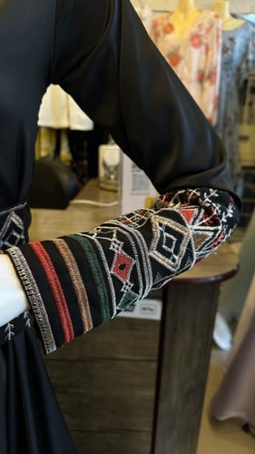 فستان اسود مع طرحته