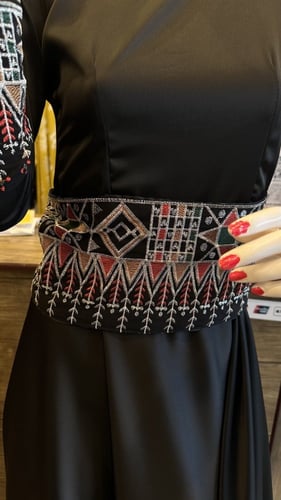 فستان اسود مع طرحته