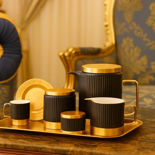 طقم قهوة تركي مع براد بورسلان اسود بقاعدة وغطاء ذه...