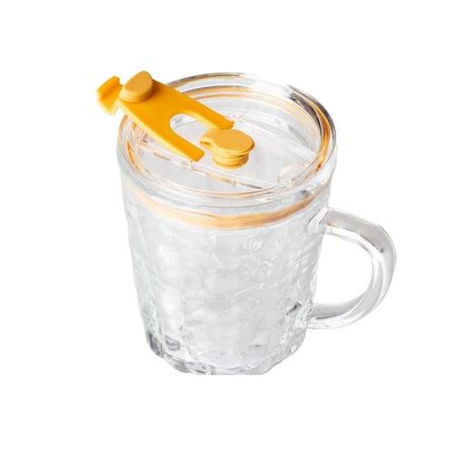 كوب زجاج بغطاء مع مصاصة