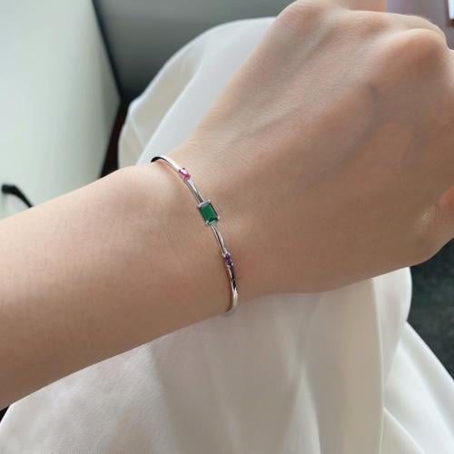 سوار فضة مزين احجار الزيركون الخضراء