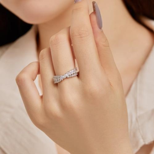 خاتم فضة نسائي بلمعان يخطف الأنظار