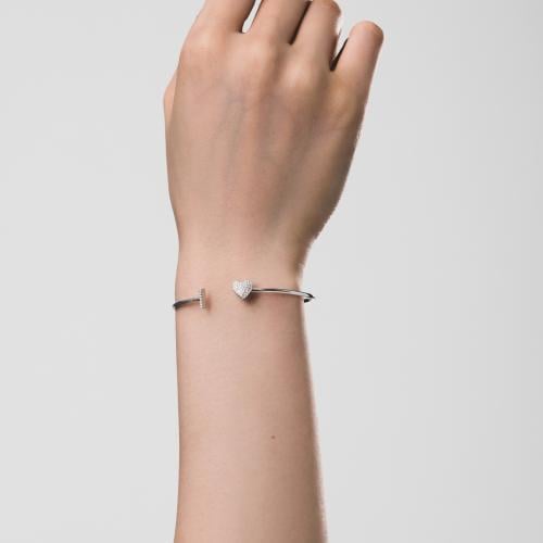 سوار من الفضة مفتوح على شكل قلب