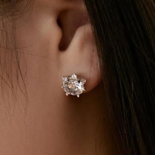 حلق سولتير فضة زيركون بتصميم كلاسيكي أنيق