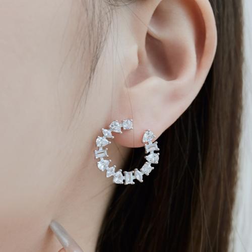 حلق دائري فضي بأحجار زيركون بلمسة فضية راقية