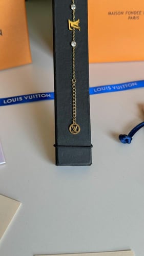 اسوارة لويس فيتون مع الملحقات